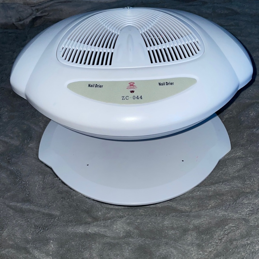 White makartt nail drier with cold and warm air settings
